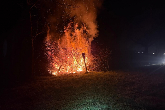 Varel: Brand von Grünschnitt in Karl-Nieraad-Straße