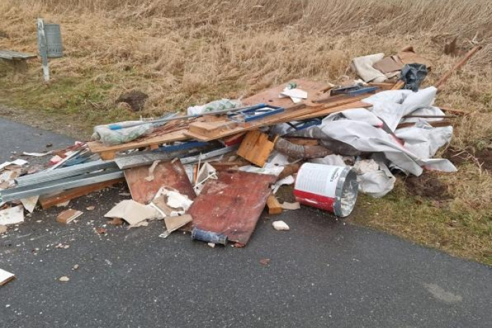Leck: Illegale Müllentsorgung am Bahnseitenweg
