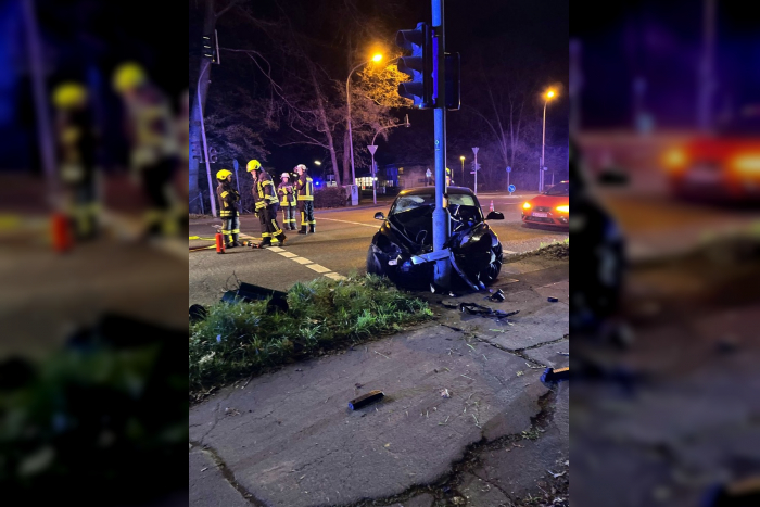 Leichlingen: Fahranfänger kollidiert mit Ampelmast