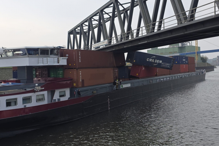 Duisburg: Rammt Gütermotorschiff Brücke