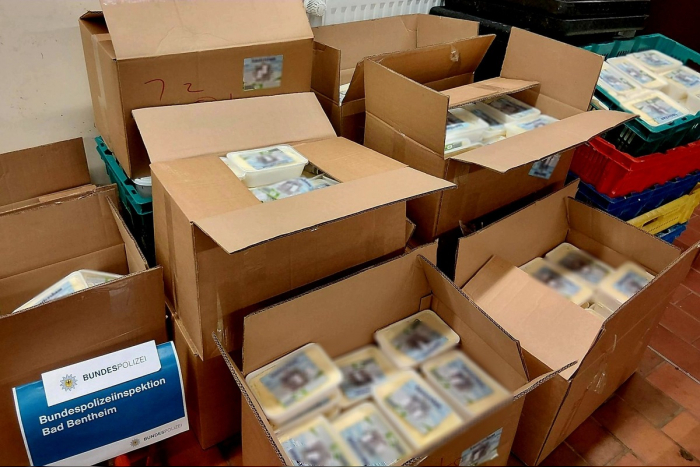 Amsterdam: Transporter gestoppt mit 350 kg ungekühltem Eis