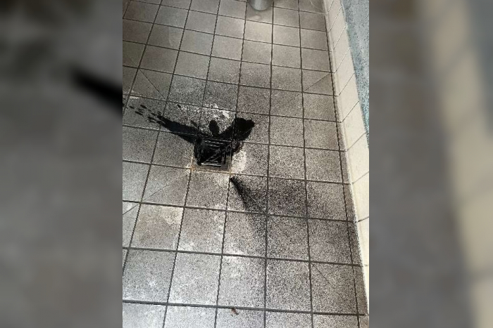 Emmerthal: Farbschmierereien in öffentlicher WC-Anlage