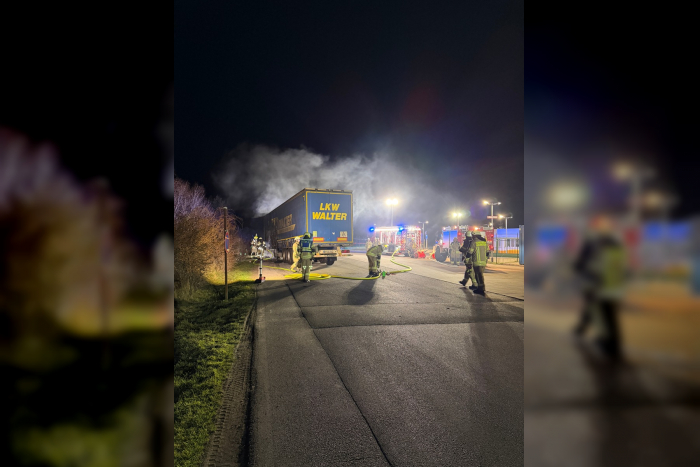 Büddenstedt: Brand zweier Sattelauflieger