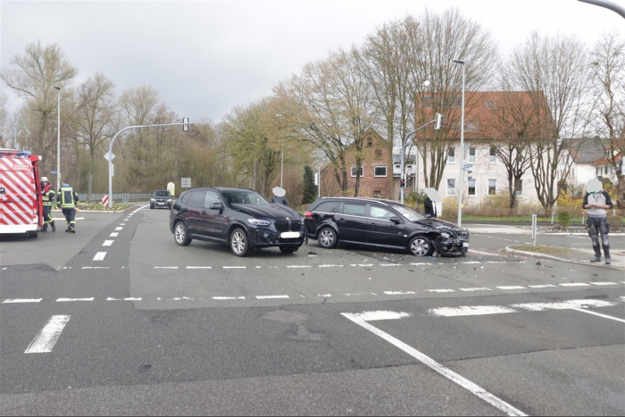 Erkeln: Verletzter Pkw-Fahrer bei Verkehrsunfall in Brakel