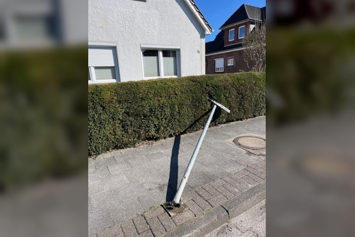 Schortens: Verkehrsschild beschädigt in Jeverschen Straße