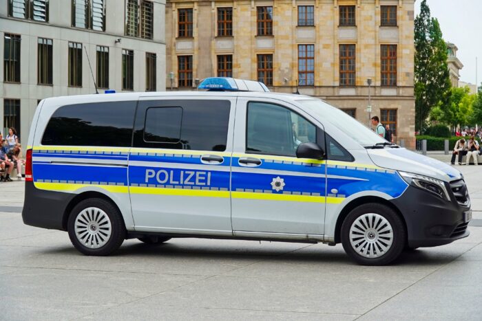 Massenschlägerei: Familienkrieg mit Messern vor Gerichtsgebäude