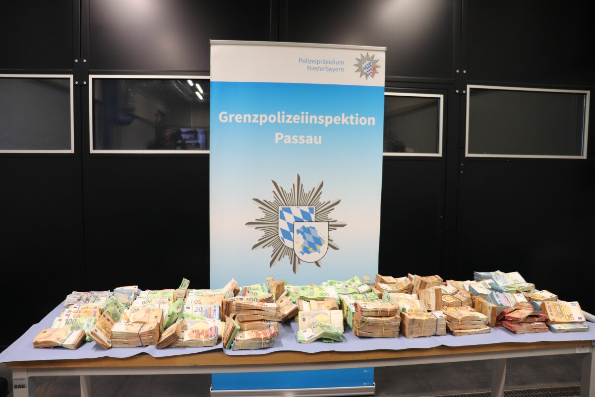 Millionenfund bei Polizeikontrolle: Beamte entdecken über eine Million Euro in Auto bei Passau