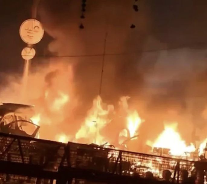 Explosion bei E-Auto-Ladestation: Acht Tote bei Großbrand in Wohnhaus in Indien