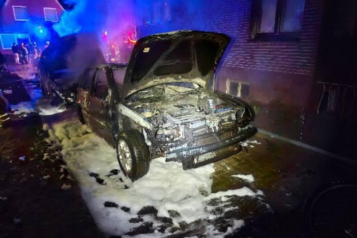 Wiepenkathen: Autos in Stade in Brand – Polizei sucht Zeugen