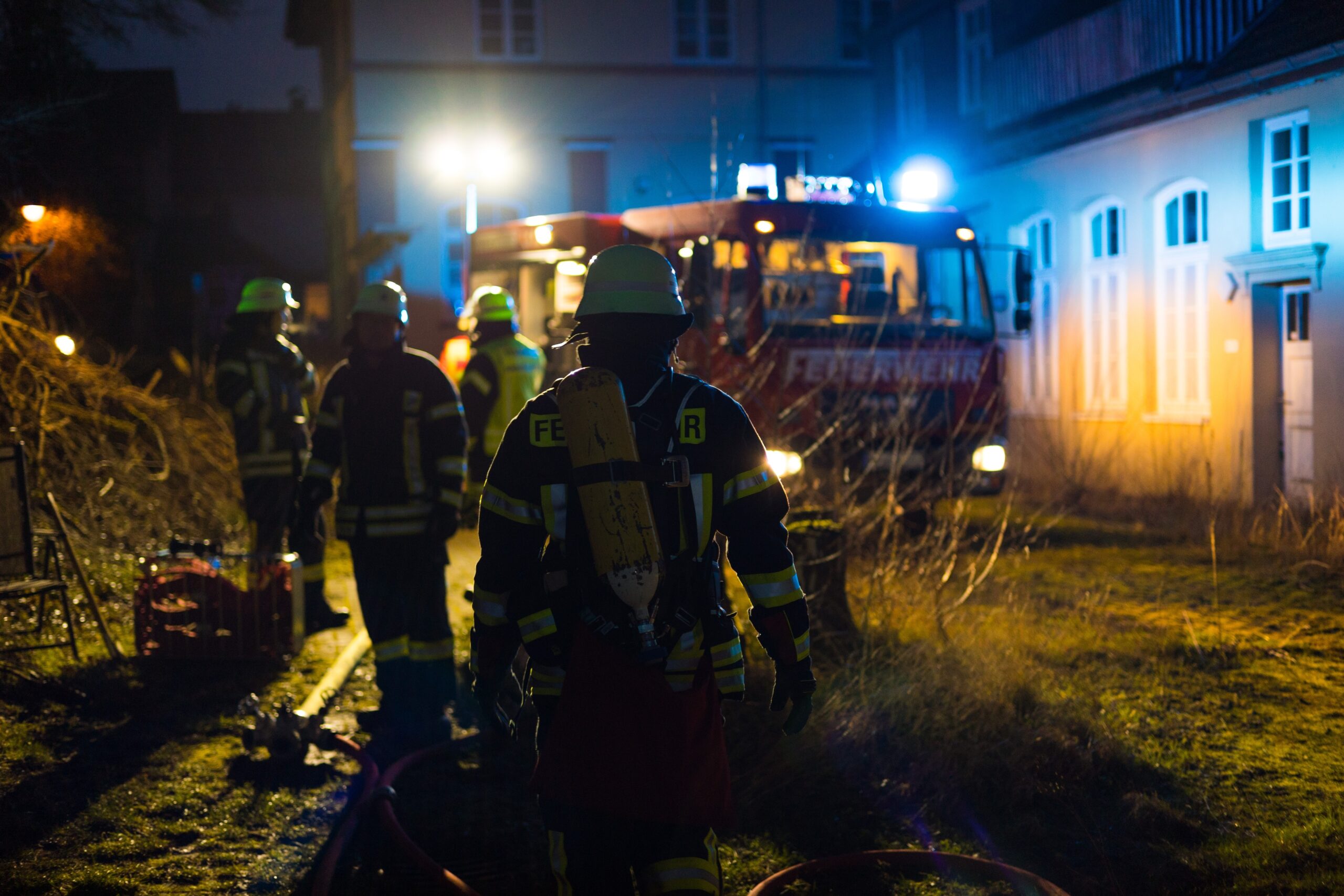 Brand im Altenheim: Seniorin in Gefahr und Feuerwehr wird behindert