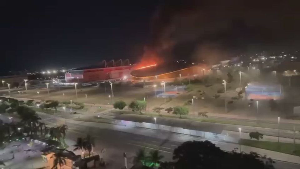 Flammen fressen sich durch Dach von olympischem Stadion