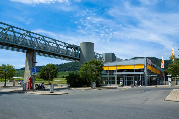 Falschparkern drohen an Schweizer Raststätte über 2000 Euro an Strafe