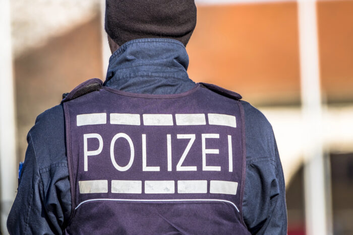 BPOLI DD: Schreckschusswaffe, Messer und illegale Böller: Bewaffneter Randalierer am ...