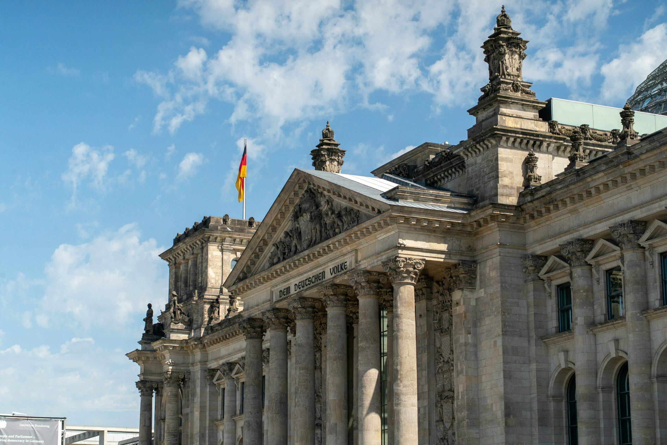 Bundestag stimmt für Entlastungen bei Spritkosten und Prämien für Beschäftigte