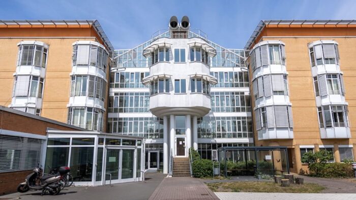 Helios-Klinik Berlin: Krankenhausbett in Flammen! Patientin (64) tot | Regional