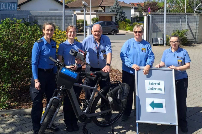 Polizei codiert 65 Fahrräder in Lampertheim/Heppenheim