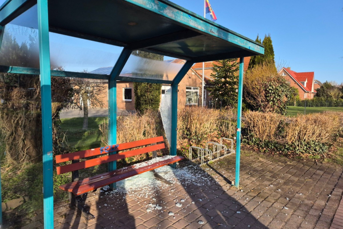 Bredstedt: Busbahnhof beschädigt, Polizei sucht Zeugen