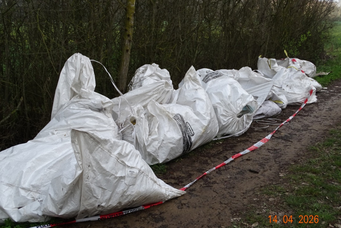 Zeugen gesucht: Unbekannte entsorgen Baustellenabfälle bei Harmsdorf