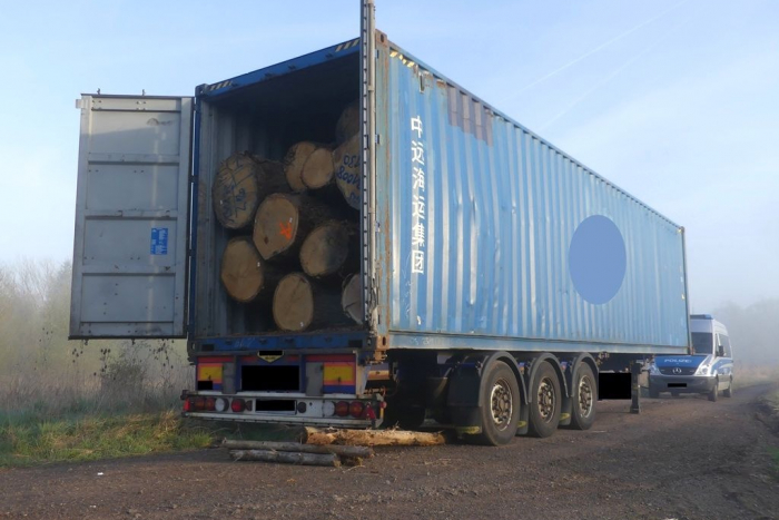 Alsfeld: Zu schwer beladen – Sattelzug mit Eichenstämmen stecken geblieben