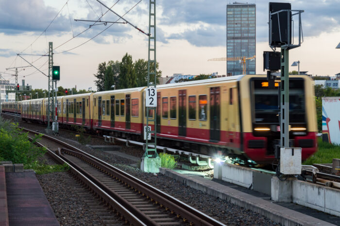S-Bahn Berlin: Mutige Zeugen helfen nach Übergriff auf Frauen – Polizei bittet um Hinweise