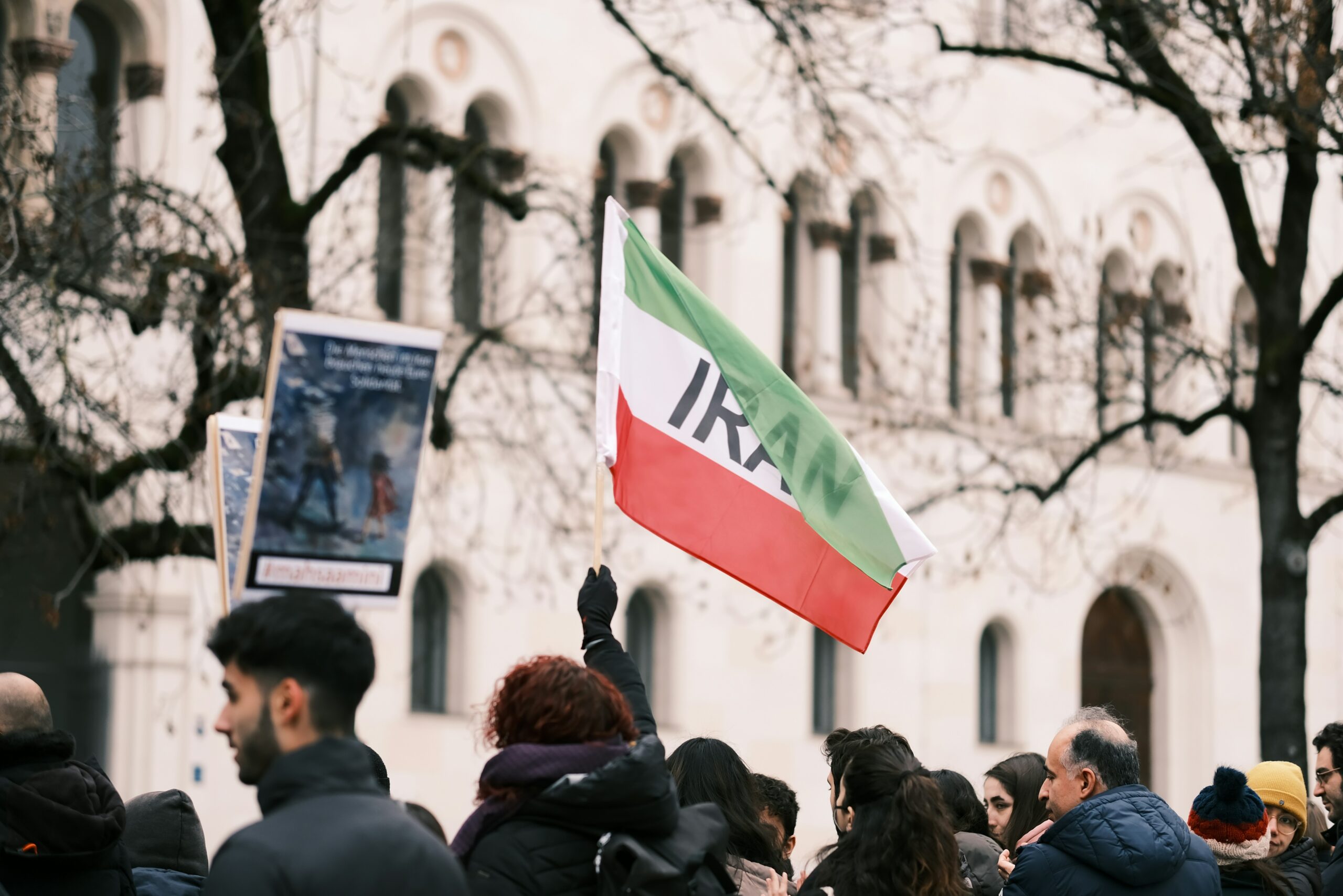 Langfristige Gesundheits- und Umweltrisiken des Iran-Kriegs: Eine globale Perspektive