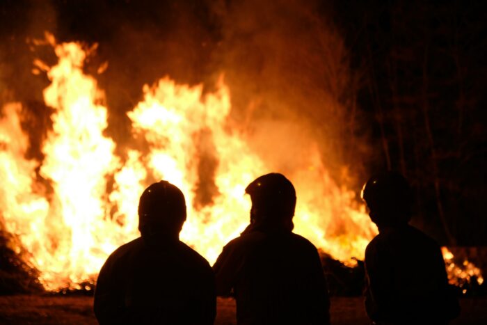 Mann läuft in Osterfeuer und stirbt: Tragischer Vorfall im Saalekreis