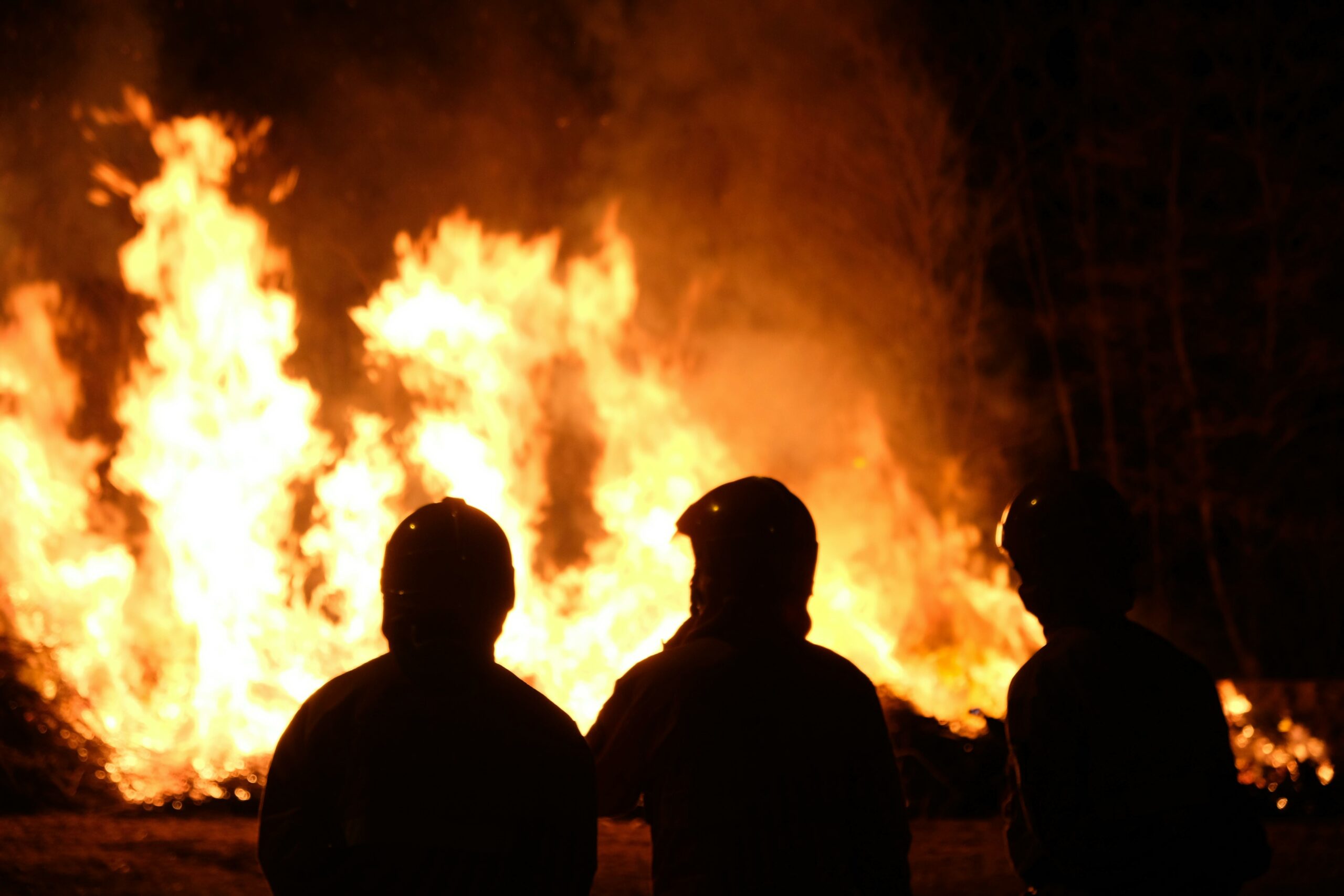 Schrecklicher Unglückszwischenfall: Mann stirbt nach Sturz ins Osterfeuer im Saalekreis
