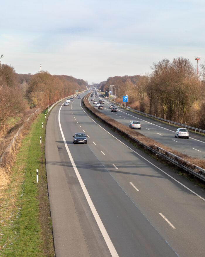 Tödlicher Fehler! Mann (21) nach Unfall von Autos erfasst