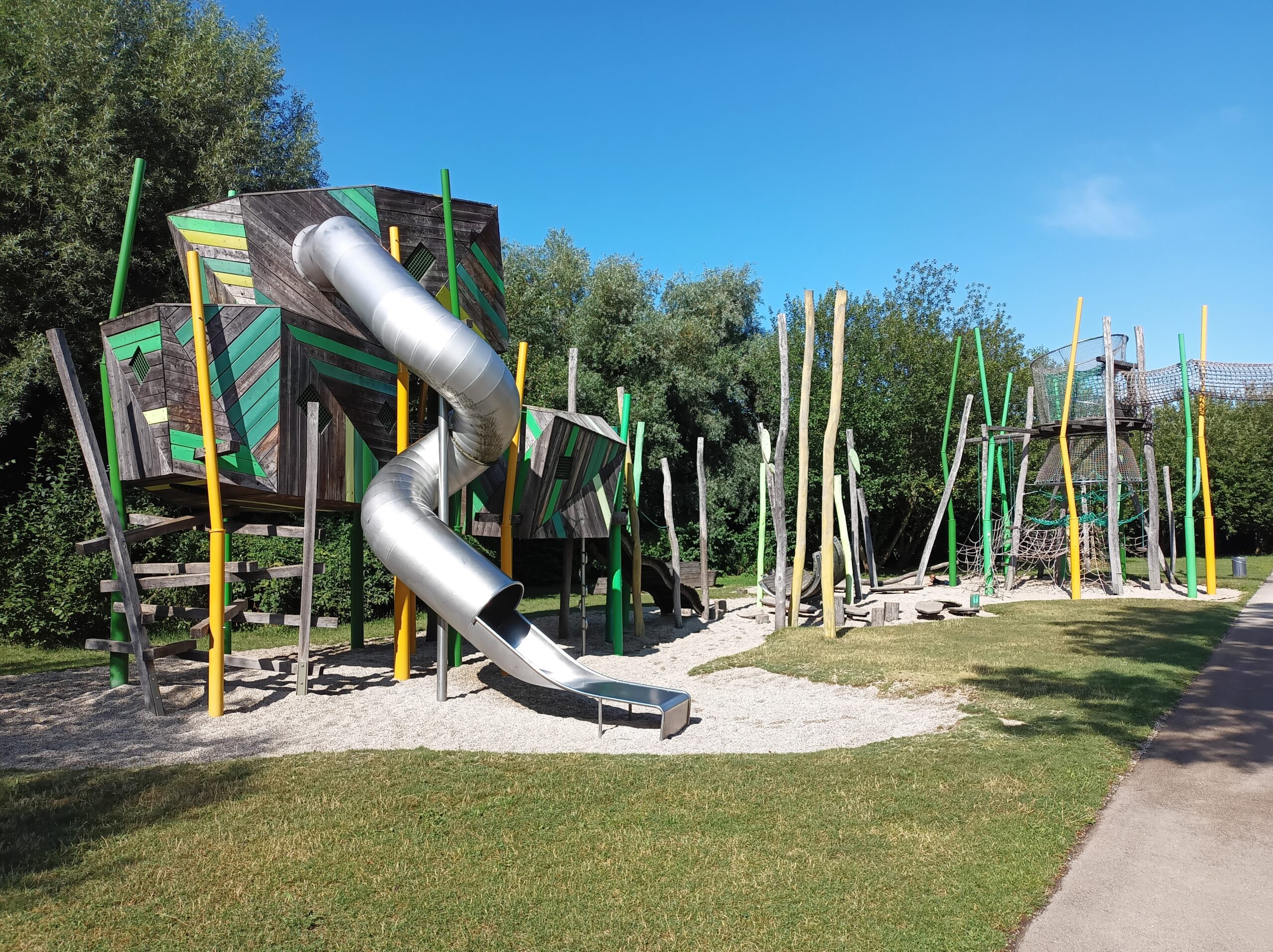 Verkehrsunfall vor Spielplatz in Tarp: Junge Person erleidet Verletzungen