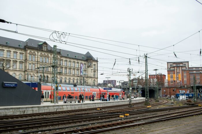 Deutsche Bahn: Zugstrecke bei Köln nach Brand gesperrt