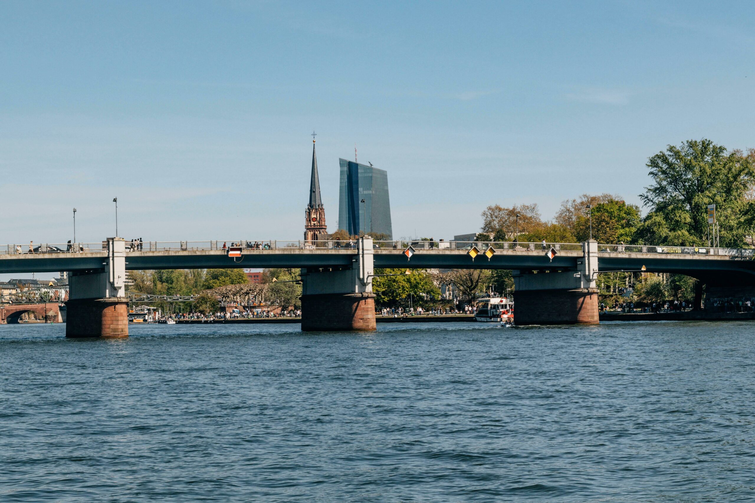 Tragischer Unfall in Frankfurt: Auto stürzt in den Main – Ein Toter und mehrere Verletzte – Newsflash24