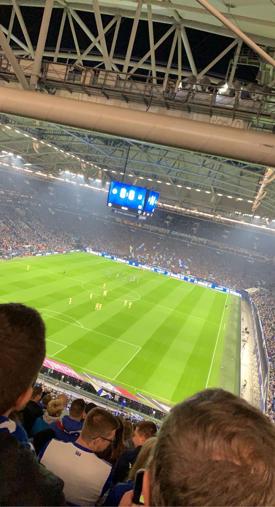 Schockierende Entdeckung in der Veltins-Arena: Leichnam in Herren-WC gefunden