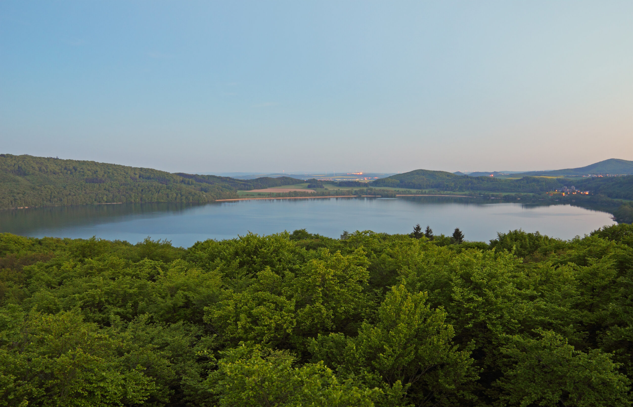 Entdecken Sie den Laacher See: Ein faszinierendes Naturphänomen in der Nähe von Köln