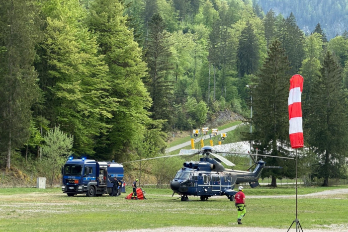 Oberschleißheim / Ruhpolding: Luftunterstützung bei Brandbekämpfung durch Bundespolizei