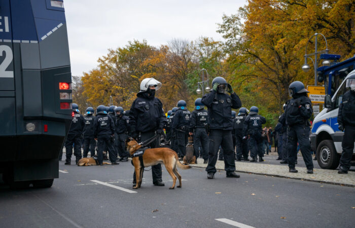 Gedenken: Russische Fahnen und Uniformen in Berlin verboten