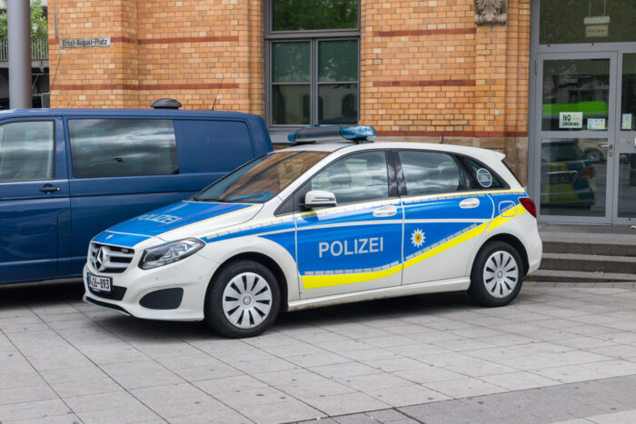 Schockierende Aufnahmen aus Sachsen: Teenager treten Obdachlosen zusammen
