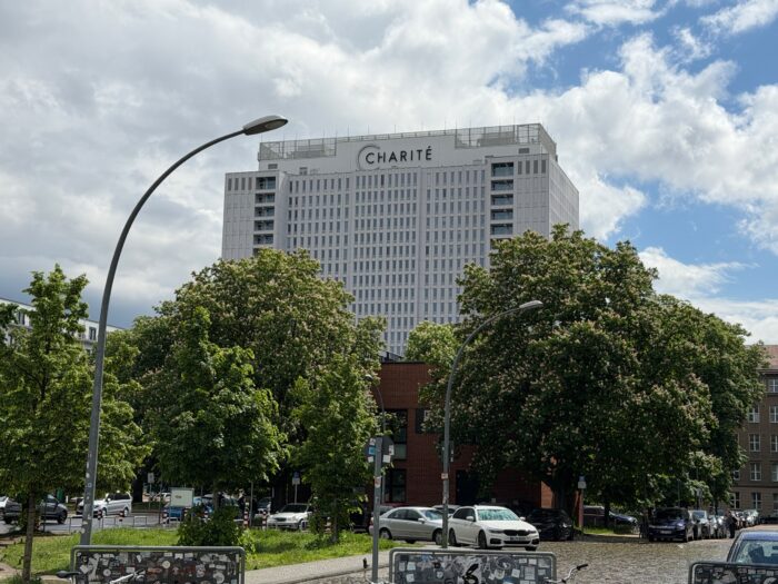 Berlin: Ebola-Infizierter ist in Charité angekommen