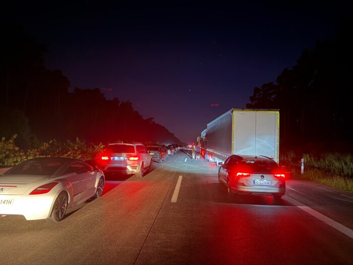 A13 Dresden » Schönefelder Kreuz zwischen Lübbenau und Duben Meldung vom: 25.05.2026, 21:51 Uhr A13 Staugefahr Dresden → Schönefelder Kreuz zwischen Lübbenau und Duben Richtungsfahrbahn gesperrt, Gefahr durch brennendes Fahrzeug auf dem Standstreifen, Gasse für Rettungs- und Einsatzfahrzeuge bilden, fahren Sie bitte besonders vorsichtig, Staugefahr25.05.26, 21:51