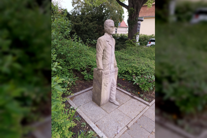 Hildesheim: Skulptur beschädigt, Unbekannte beschädigen erneut Oskar-Schindler-Skulptur an der Alfelder Straße