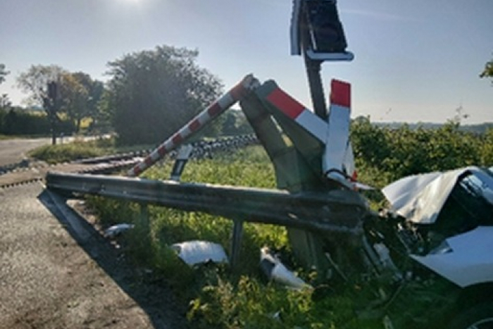 Maasbüll: Autofahrer fährt gegen Bahnschranke