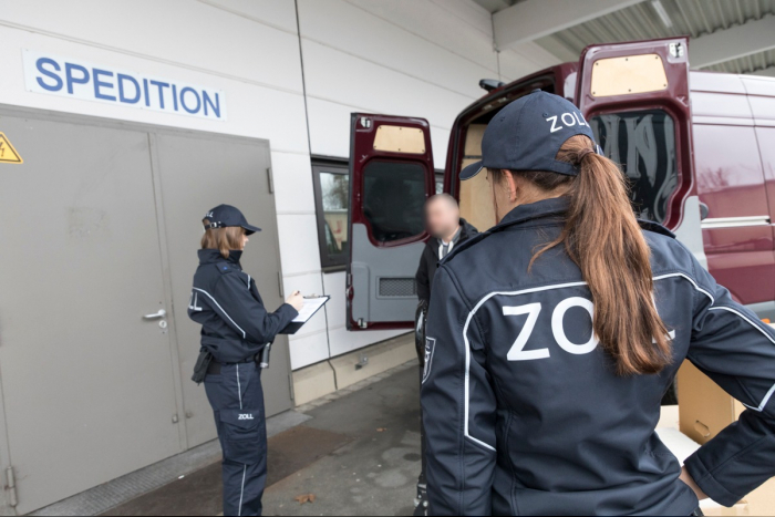 Zoll deckt Schwarzarbeit bei Kurierdienst in Amberg auf