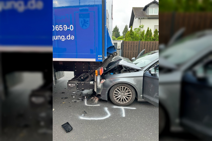 Langenfeld: Abgelenkter Fahrer verursacht Auffahrunfall