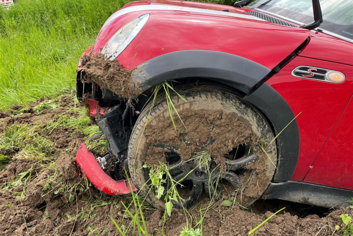 Minden: Autofahrer gerät in Straßengraben