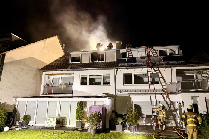 Bensberg: Brand im Mehrfamilienhaus greift auf Dachstuhl über