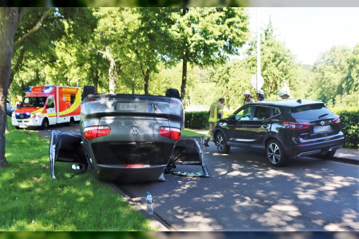 Warburg: 87-Jährige prallt gegen parkendes Auto und überschlägt sich