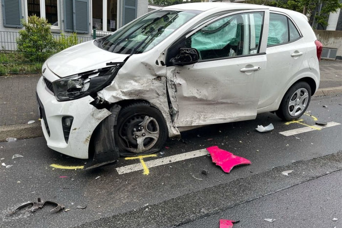 Rheinisch-Bergischer Kreis: Autounfall in Bergisch Gladbach