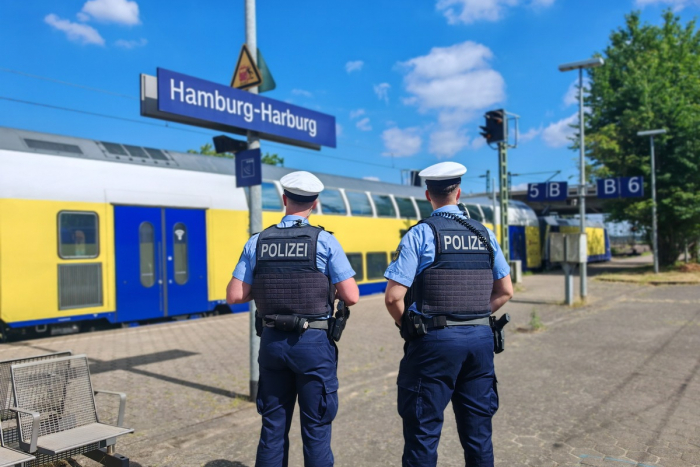 Hamburg-Harburg: Haftbefehl nach fehlendem Fahrschein im Metronom führt zur Festnahme