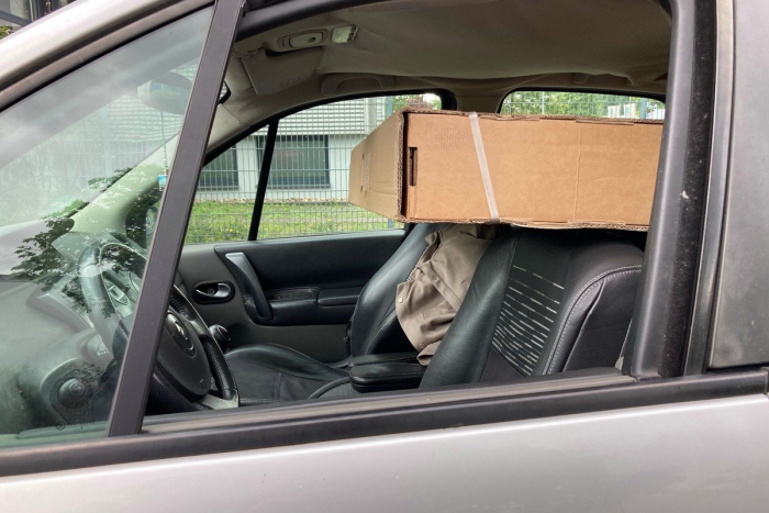Hohenlimburg: Riesiger Fernseher in viel zu kleinem Auto transportiert
