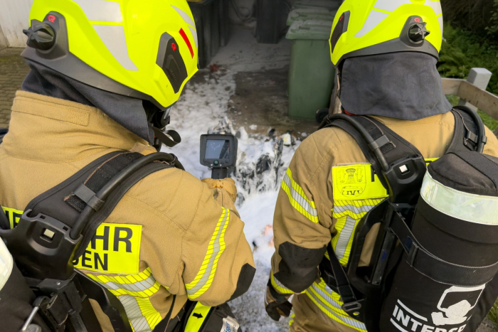 Huntlosen: Garagenbrand durch Mülltonne, effektives Eingreifen verhindert Schlimmeres
