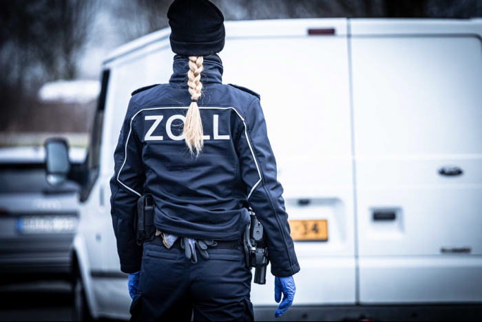 Bonn: Zoll kontrolliert Paketdienstleister